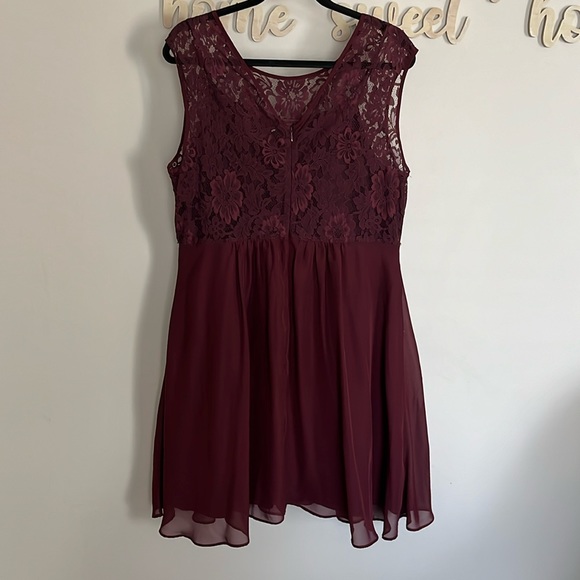 Lace dress - Picture 2 of 3